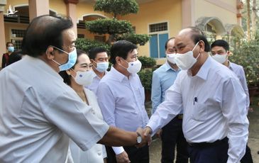 Chủ tịch nước Nguyễn Xuân Phúc tiếp xúc cử tri vận động bầu cử