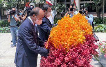Chủ tịch nước Nguyễn Xuân Phúc dâng hương tưởng niệm Chủ tịch Hồ Chí Minh
