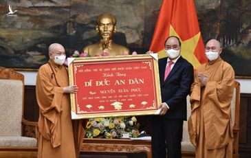 Chủ tịch nước Nguyễn Xuân Phúc được tặng 4 chữ ‘Dĩ đức an dân’