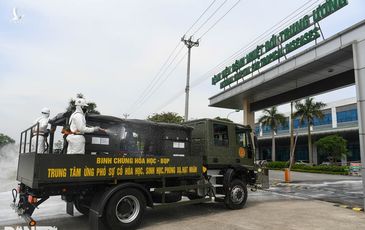 8 tiếng ‘đói không dám ăn, khát không dám uống’ ở tuyến đầu chống Covid-19