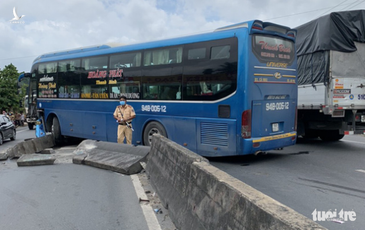 Xe khách tông sập 3 dải phân cách, xe ùn ứ dài 3km trên quốc lộ 1