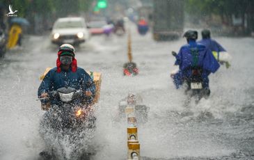 Mưa lớn khiến nhiều khu vực ở TP.HCM ngập nặng, hàng loạt xe chết máy