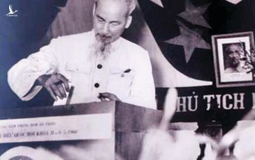 Chủ tịch Hồ Chí Minh bỏ lá phiếu bầu cử đầu tiên