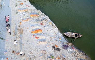 Hàng loạt thi thể trôi nổi trên sông Hằng, ngư dân lo ngại về nguồn cá