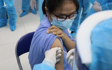 Cần biết ơn sự hy sinh của nữ nhân viên y tế An Giang đã tiêm vaccine Covid-19