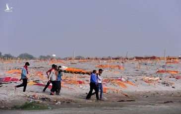 Thực tại trần trụi sau trận mưa làm lộ ra tử thi bên sông Hằng