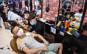 Hà Nội mở lại dịch vụ cắt tóc, gội đầu, ăn uống trong nhà