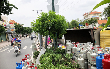 Lật xe chở gas, hàng chục bình gas văng xuống đường Phạm Văn Đồng