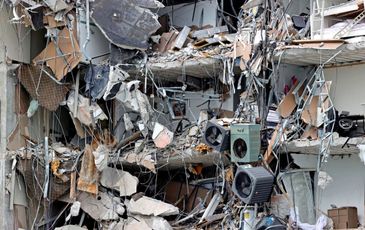 Cảnh hoang tàn sau vụ sập chung cư 12 tầng ở Mỹ