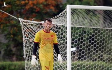 HLV Malaysia bất ngờ “bênh” thủ môn Tấn Trường