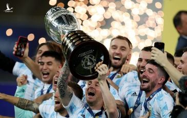 Messi nâng cao chiếc cúp cùng Argentina vô địch Copa America 2021