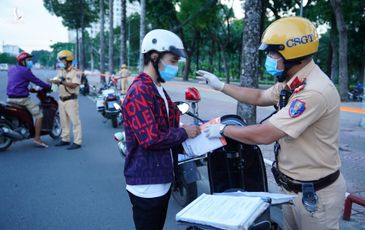 Thanh niên ra đường mua đồ ‘thiết yếu’ ai ngờ bị CSGT giam luôn xe