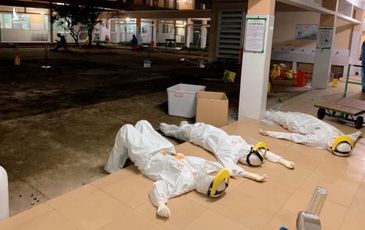 Phút nghỉ ngơi lúc 3h sáng của tình nguyện viên ở TP.HCM