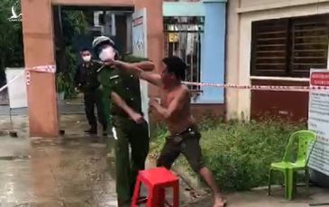 Bị nhắc nhở đeo khẩu trang, người đàn ông đấm thẳng vào mặt công an