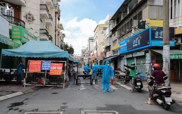 ‘Biệt đội’ tiếp tế trong khu phong tỏa ở TP HCM