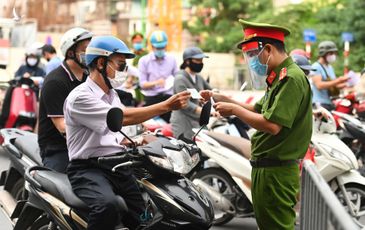 Hà Nội yêu cầu chỉ cấp giấy đi đường cho người đủ điều kiện