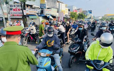 Ngày đầu tuần người dân vẫn ùn ùn đưa ‘giấy thông hành’ ra đường