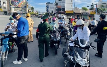 Chốt kiểm soát TP.HCM sáng 26.7: ‘Không phải xe nào nói đi chở gạo cũng được’