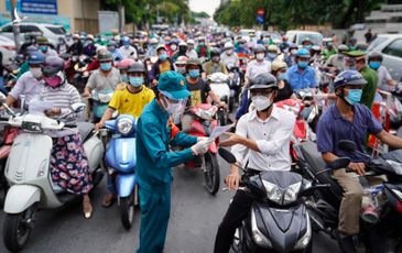 Người dân TP.HCM đi lại đông đúc trong ngày thứ 4 áp dụng Chỉ thị 16