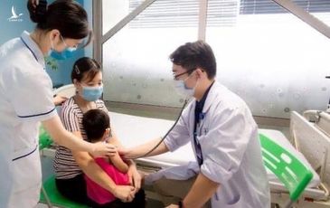 Phẫu thuật cứu sống bé gái 22 tháng tuổi nuốt phải pin