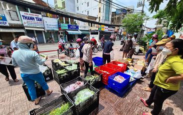 Bất ngờ được mua thịt, cá… giá siêu thị ngay ở vỉa hè TP.HCM