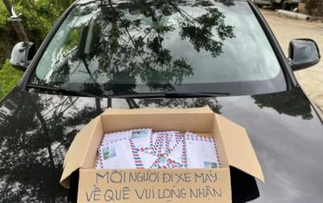 "Mỗi người đi xe máy về quê vui lòng nhận một phong bì 500 K"