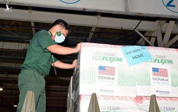 Quân đội xuyên đêm đưa 1,5 triệu liều vắc xin Moderna về kho Bộ Y tế phía Nam