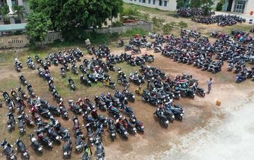 CSGT phun nước “tưới” hàng nghìn xe máy của người dân về từ phía Nam