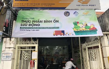 TP.HCM: Mua rau, thịt bình ổn giá và hàng thiết yếu tại các bưu điện