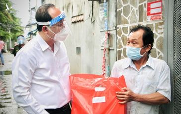 Phó bí thư Thành ủy TP.HCM Nguyễn Hồ Hải thăm người mua ve chai, bán vé số