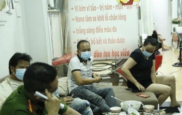 ‘Thiếu tá dỏm’ mặc đồ công an ngồi ăn nhậu giữa dịch