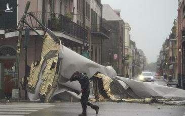 Siêu bão Ida đổ bộ Mỹ với sức gió 240km/h, một thành phố mất điện hoàn toàn