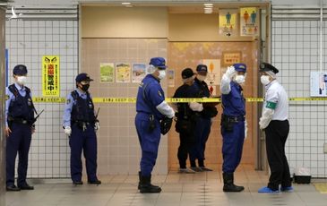 Bắt nghi phạm đâm dao làm 10 khách đi tàu bị thương vô cớ ở Tokyo