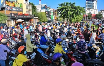 Người dân TP.HCM tập trung chật cứng trước siêu thị: “Không biết khi nào mới tới lượt”