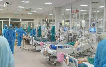 Câu chuyện xúc động của vợ chồng lớn tuổi mắc Covid-19 ở phòng cấp cứu