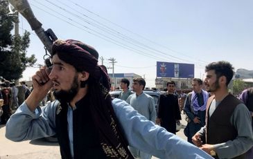 Taliban vác súng tới gõ cửa từng nhà, thúc giục người dân đi làm