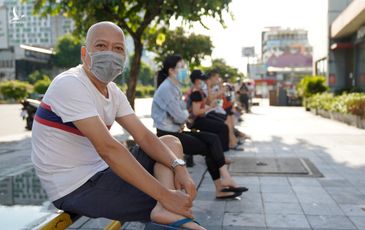 Người dân TP HCM mang ghế ngồi, đọc sách chờ vào siêu thị trước ngày “ai ở đâu ở yên đó”