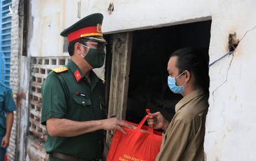Người dân TP.HCM đi chợ, nhận thực phẩm ra sao từ 0h ngày 23-8?