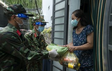 Hàng trăm hộ dân ở vùng vàng quận Phú Nhuận nhận túi quà an sinh