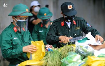 Bộ đội và công an trao gạo, cá tươi tận tay người dân TP.HCM