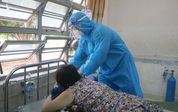 Chuyên gia hướng dẫn tư thế nằm sấp cải thiện giảm oxy máu cho bệnh nhân COVID-19
