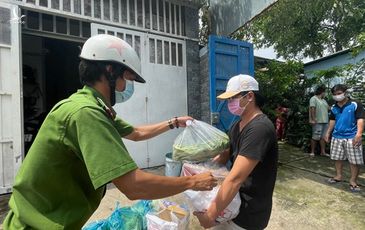 Lực lượng Công an TPHCM gõ cửa từng nhà bà con khó khăn trao nhu yếu phẩm