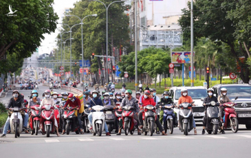 TP.HCM: Mỗi ngày khoảng 1 triệu lượt người ra đường, dự báo còn tăng