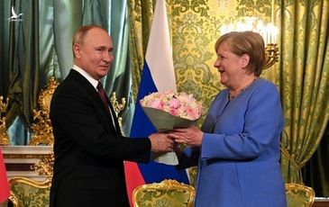 Cuộc gặp ‘chia tay’ giữa ông Putin và bà Merkel có hoa hồng, nhưng không nhượng bộ