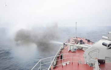 Chiến hạm 016-Quang Trung khai hỏa pháo hạm AK 176 trên biển Vladivostok