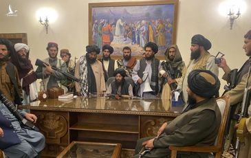 Thủ lĩnh Taliban đặt súng lên bàn tổng thống Afghanistan