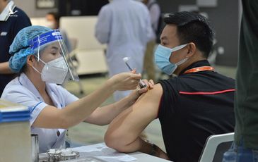 Làm gì khi ngứa họng, tê lưỡi sau tiêm vaccine Covid-19?