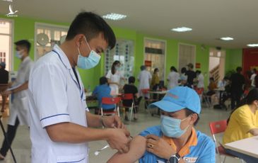 Thành phố Móng Cái tiêm mũi 2 vaccine Sinopharm cho cư dân biên giới
