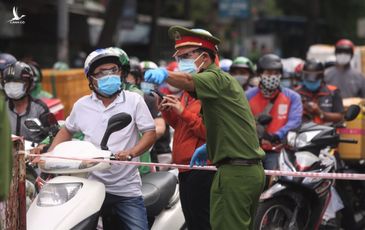 Người dân không tự ý về quê, TP.HCM sẽ kịp thời phân phối hàng hoá cứu trợ