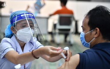 GS Oxford: Vaccine nào WHO phê duyệt cũng tốt hơn không có vaccine